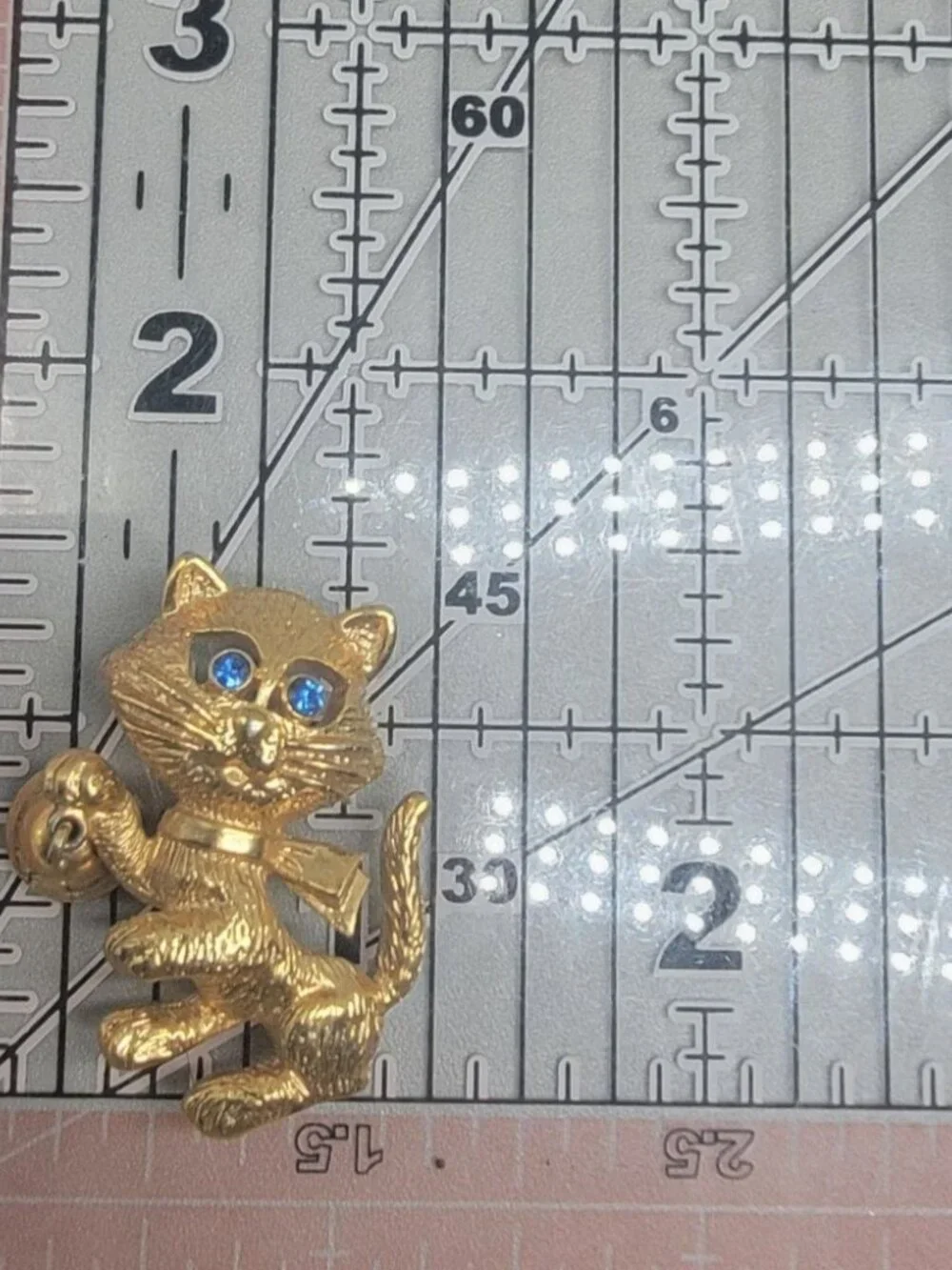 Avon Cat Brooch 1974 Whimsical Pin Big Blue Eyes Bell Textured Gold Tone Vintage